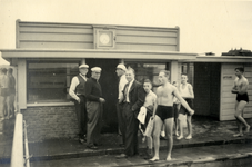 825399 Afbeelding van een groepje personen bij het badmeestersverblijf van de Zweminrichting De Liesbosch ...